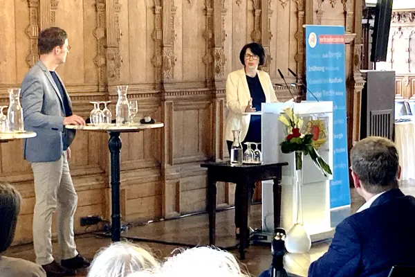 Claudia Bernhard und Felix Krömer im Rathaus
