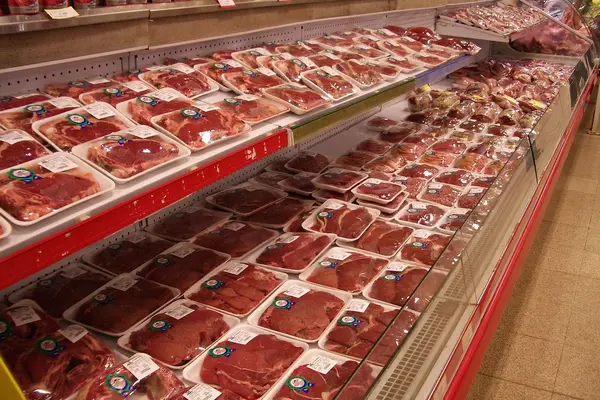 verpacktes Fleisch im Kühltresen