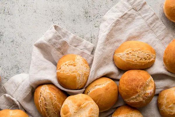 Brötchen liegen auf einem Küchenhandtuch