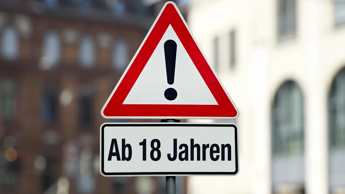 Warnschild mit einem Ausrufezeichen und dem Hinweis "Ab 18 Jahren"