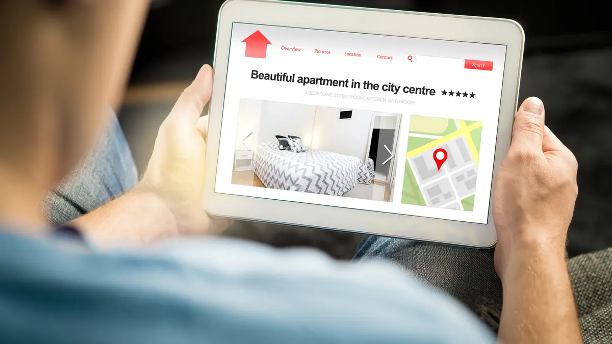 Ein Mann sucht online nach einer Wohnung