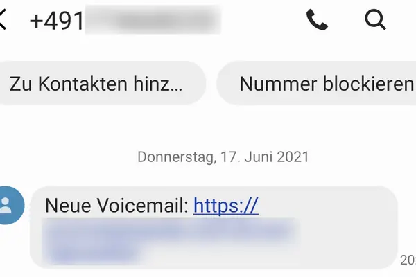 Screenshot einer SMS von +491 [unkenntlich] mit dem Inhalt: "Neue Voicemail: https://[unkenntlich]"