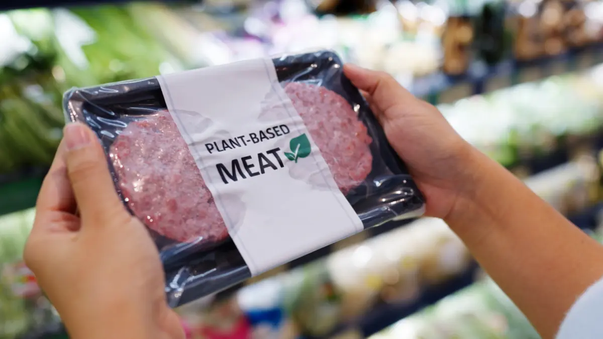Nahaufnahme pflanzliche Burgerpatties in Händen