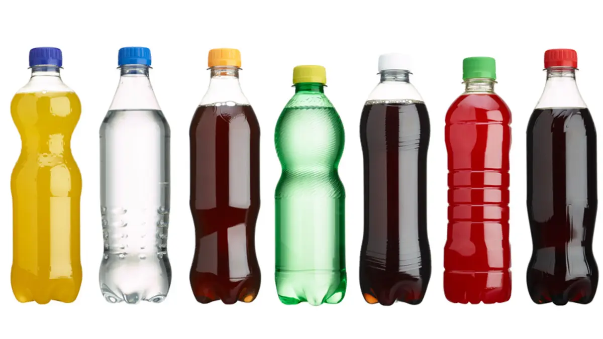 sieben 0,5 l Flaschen ohne Etikette in verschiedenen Farben