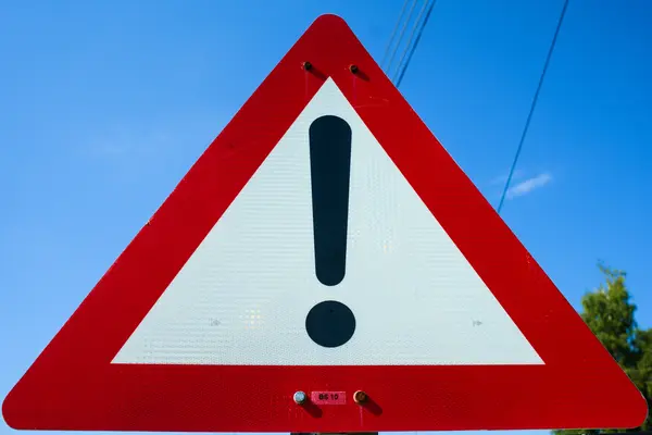 Ein "Vorfahrt achten"-Schild mit Ausrufezeichen in der Mitte.