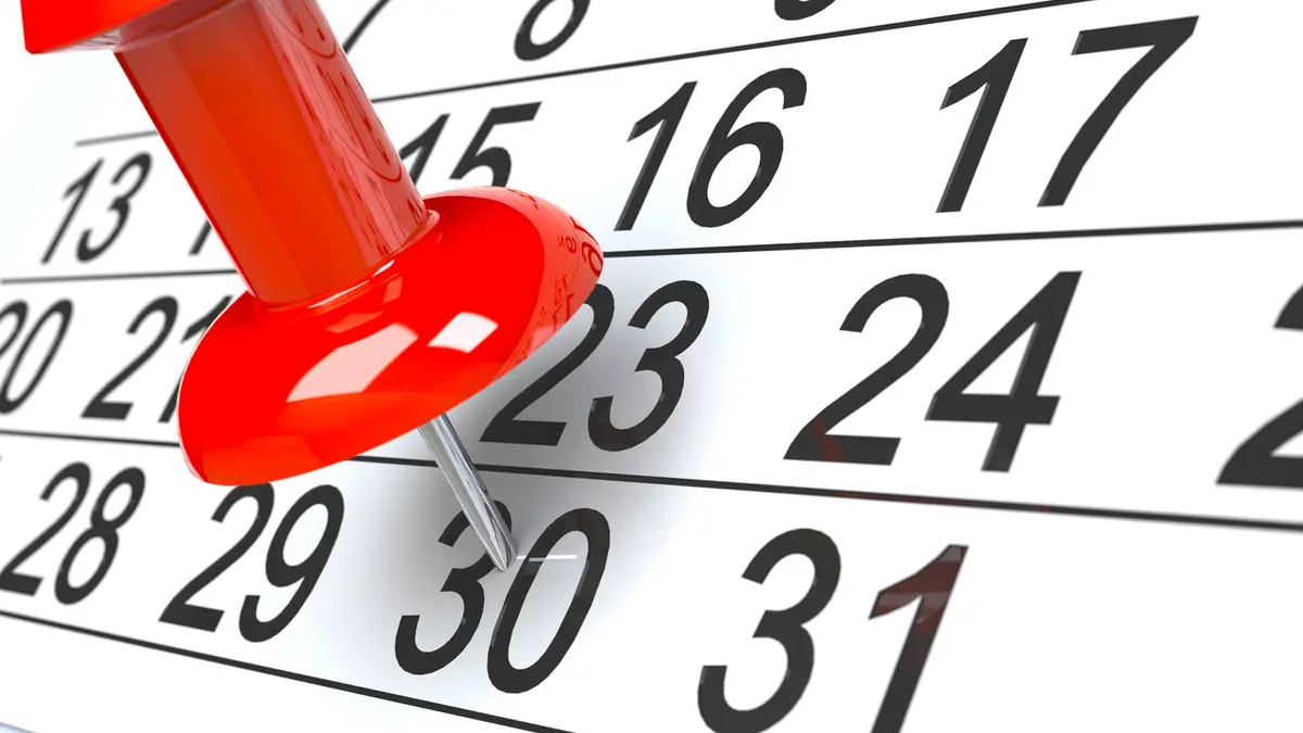 Pin in einem Wandkalender