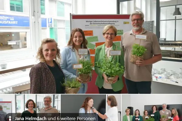 Vertreterinnen und Vertreter der Verbraucherzentrale Bremen und die Präsidentin der Bundesanstalt für Landwirtschaft und Ernährung präsentieren Kräutertöpfe, die symbolisch für Fördermittel stehen.