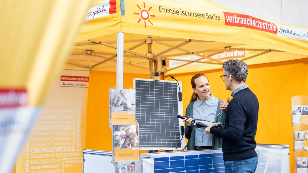 Beratungssituation an einem Aktionsstand der Verbraucherzentrale NRW zu Steckersolar-Geräten