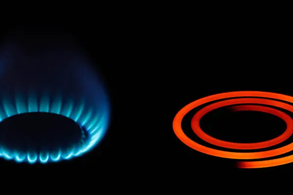 Gasflamme und Heizplatte eines Herds