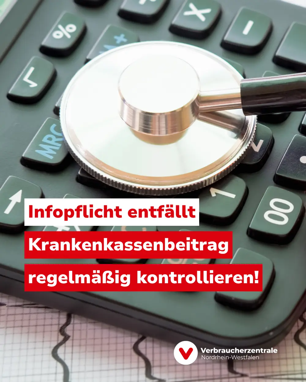 Stethoskop über einem Taschenrechner, das Logo der Verbraucherzentrale NRW sowie der Text: "Infopflicht entfällt - Krankenkassenbeitrag regelmäßig kontrollieren!"