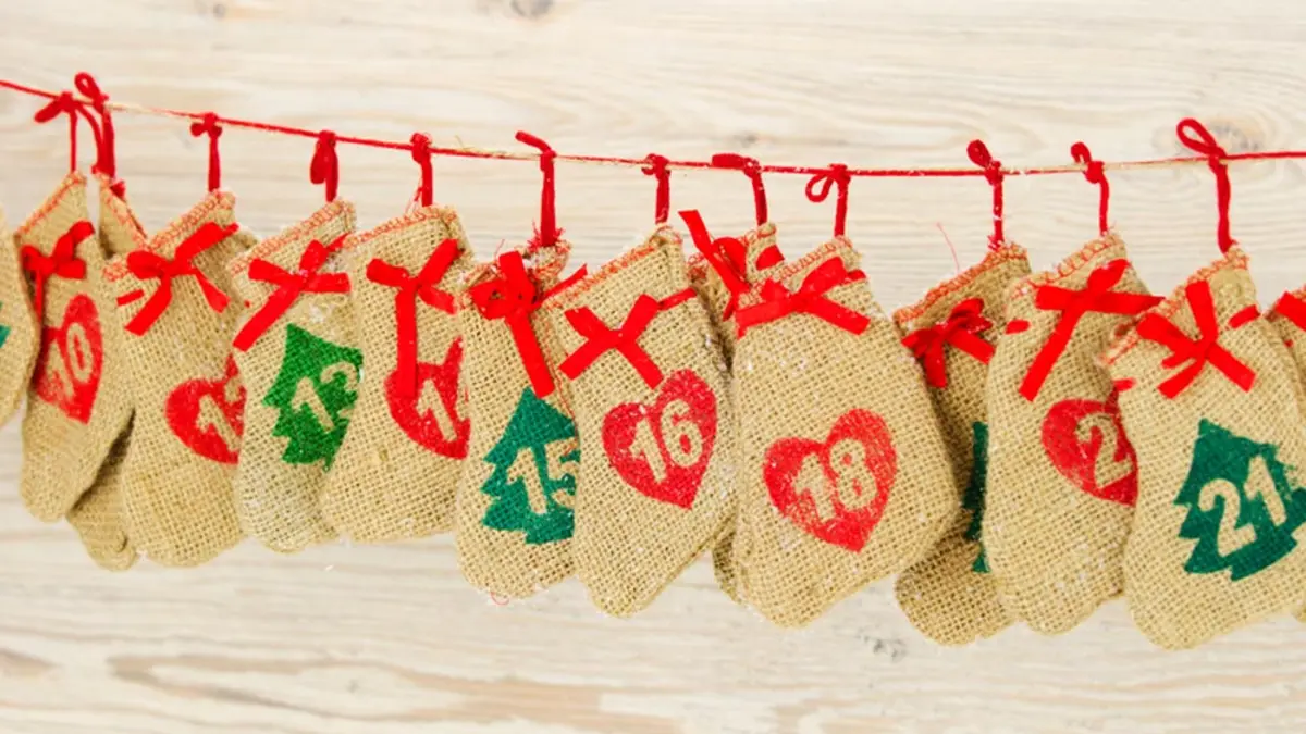 Adventskalender an einer Wand mit Säckchen