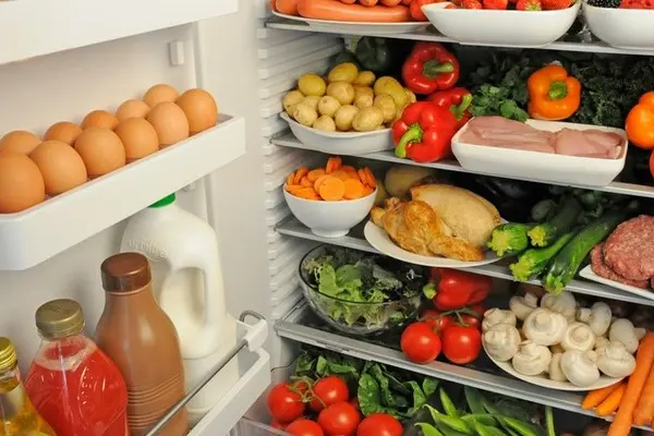 Voller Kühlschrank