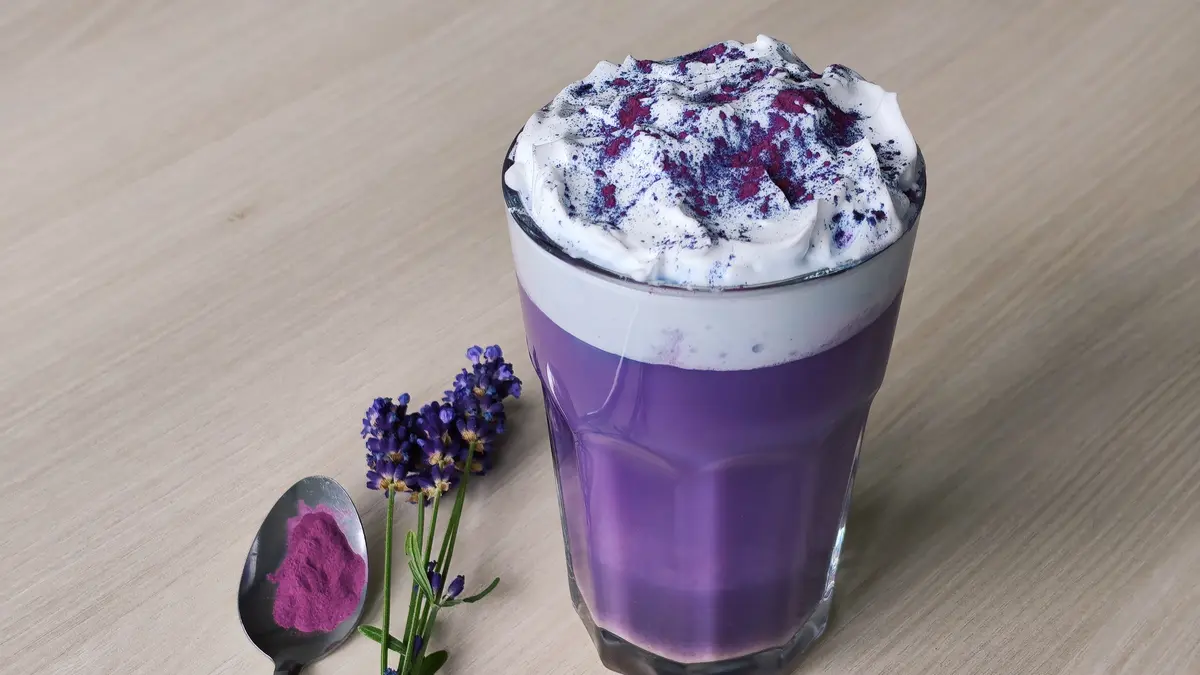 Lila Drink im Glas