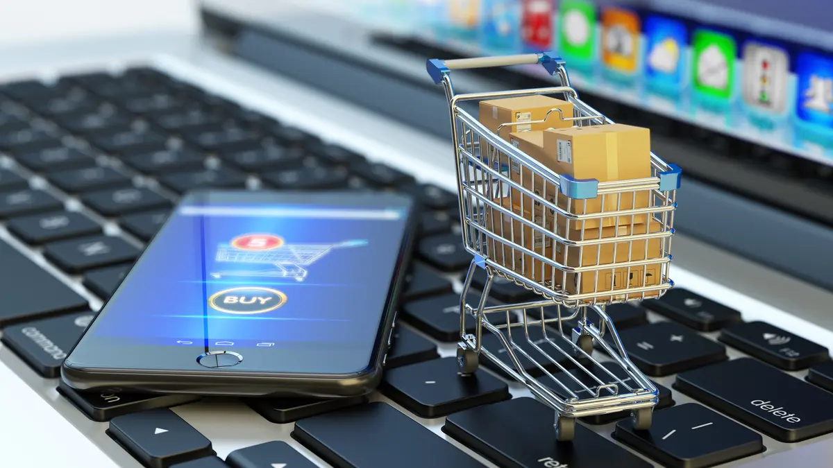 Tastatur mit Smartphone, online shopping