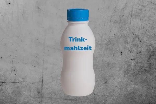 Eine weiße Plastikflasche mit blauem Deckel und der Aufschrift „Trinkmahlzeit“