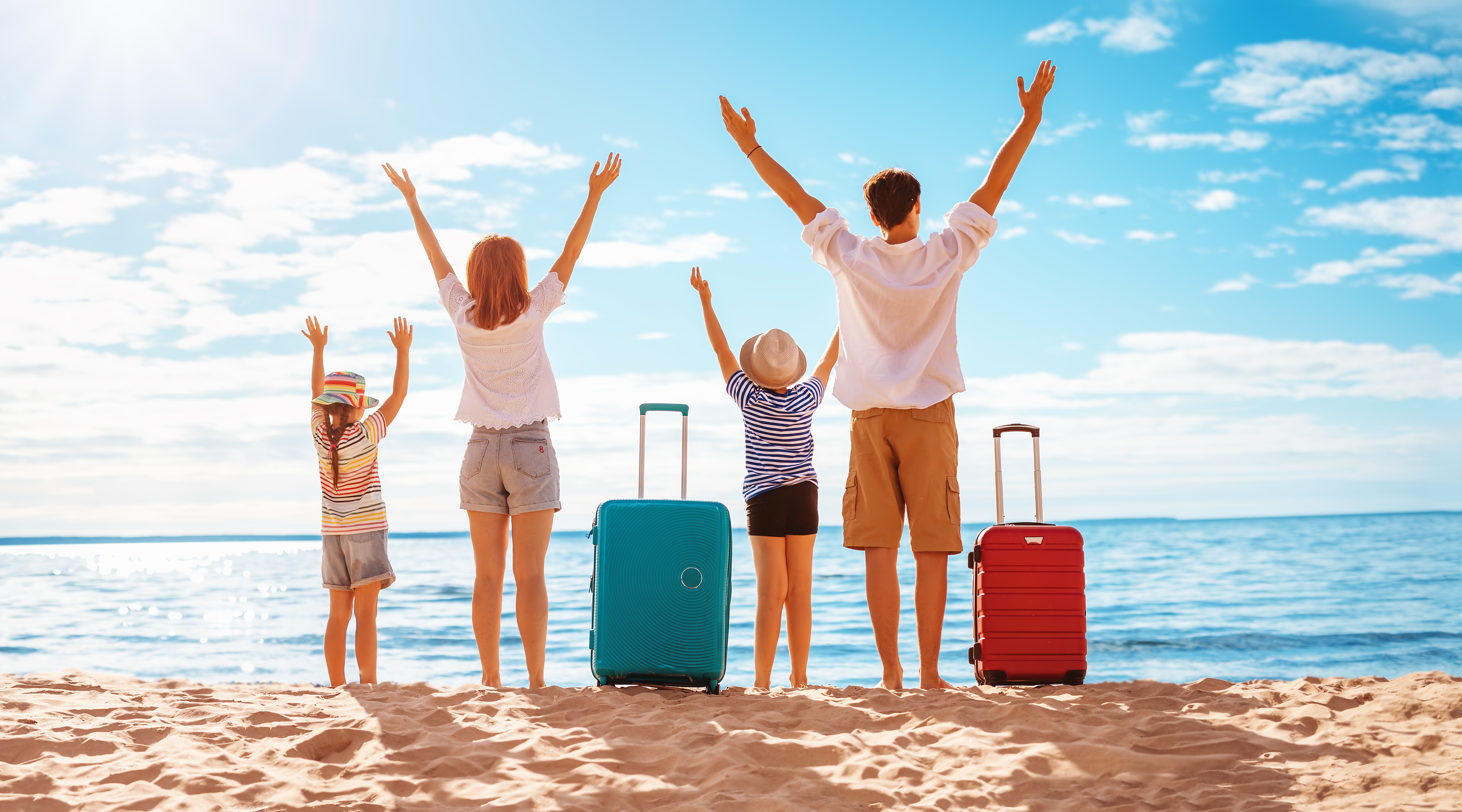 Familie am Strand mit Gepäck