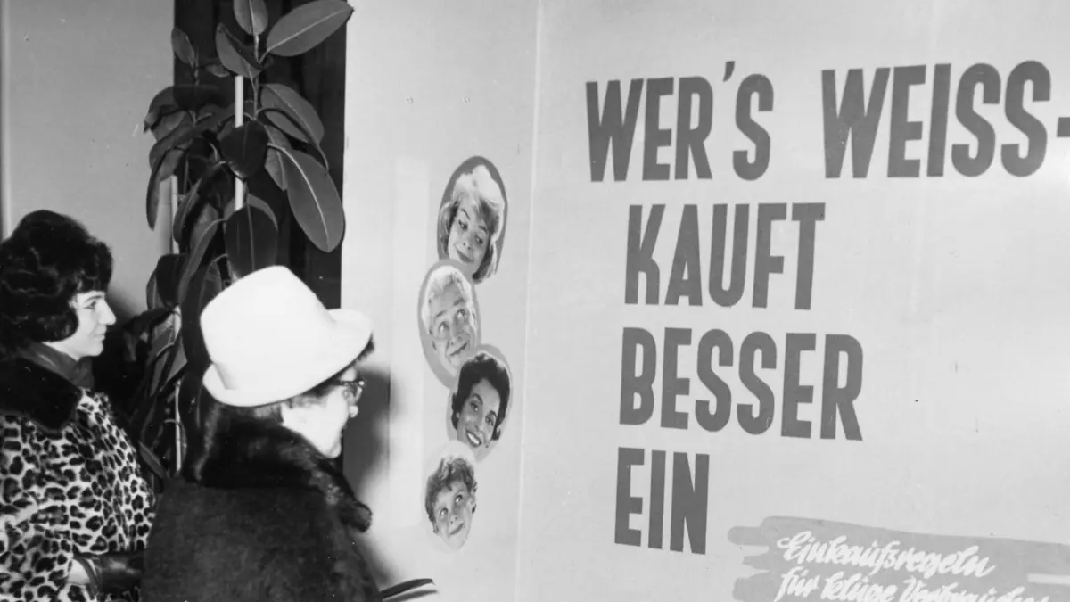 Frau betrachtet Ausstellungsbild