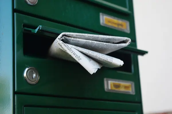 Zeitung in einem Briefkasten