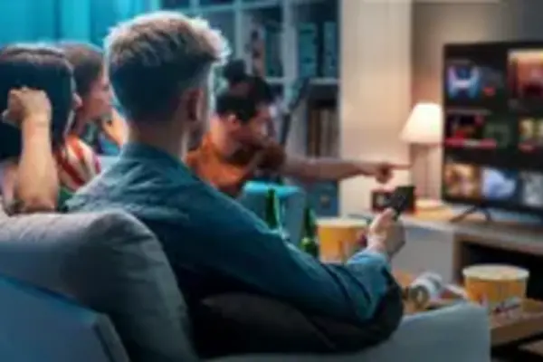 Mann zappt auf dem Sofa