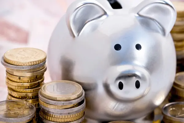 Silbernes Sparschwein mit Euro-Stücken