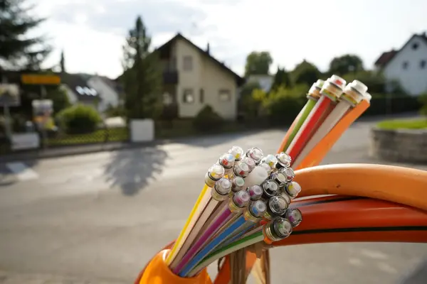 Glasfaserkabel vor einem Haus