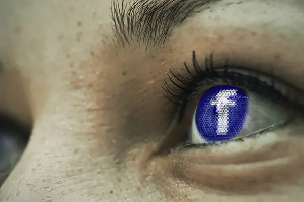 Frauengesicht mit facebook-Logo