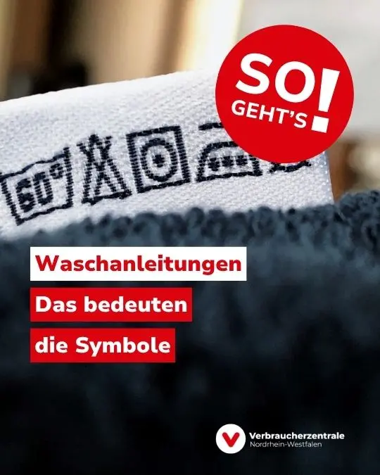 Nahaufnahme eines Waschzettels an einem Handtuch, Text: "So geht's! Waschanleitungen: Das bedeuten die Symbole" und Logo der Verbraucherzentrale Nordrhein-Westfalen.