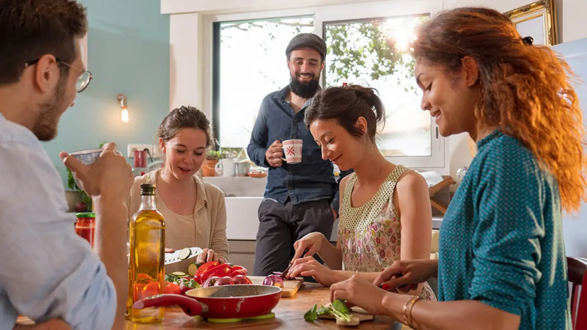 Eine Gruppe kocht gemeinsam