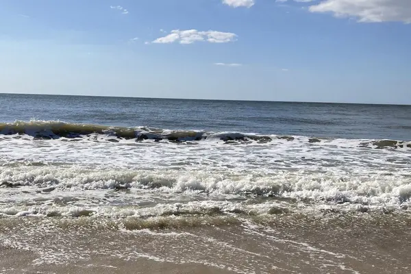 Ein brauner Strand im hellblauen Himmel