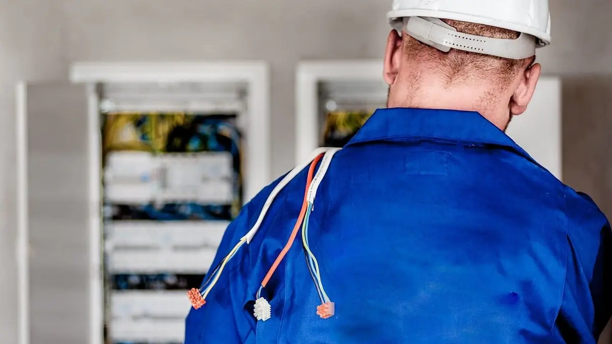 Elektriker nimmt den Pflichteinbau eines Smart Meters vor.