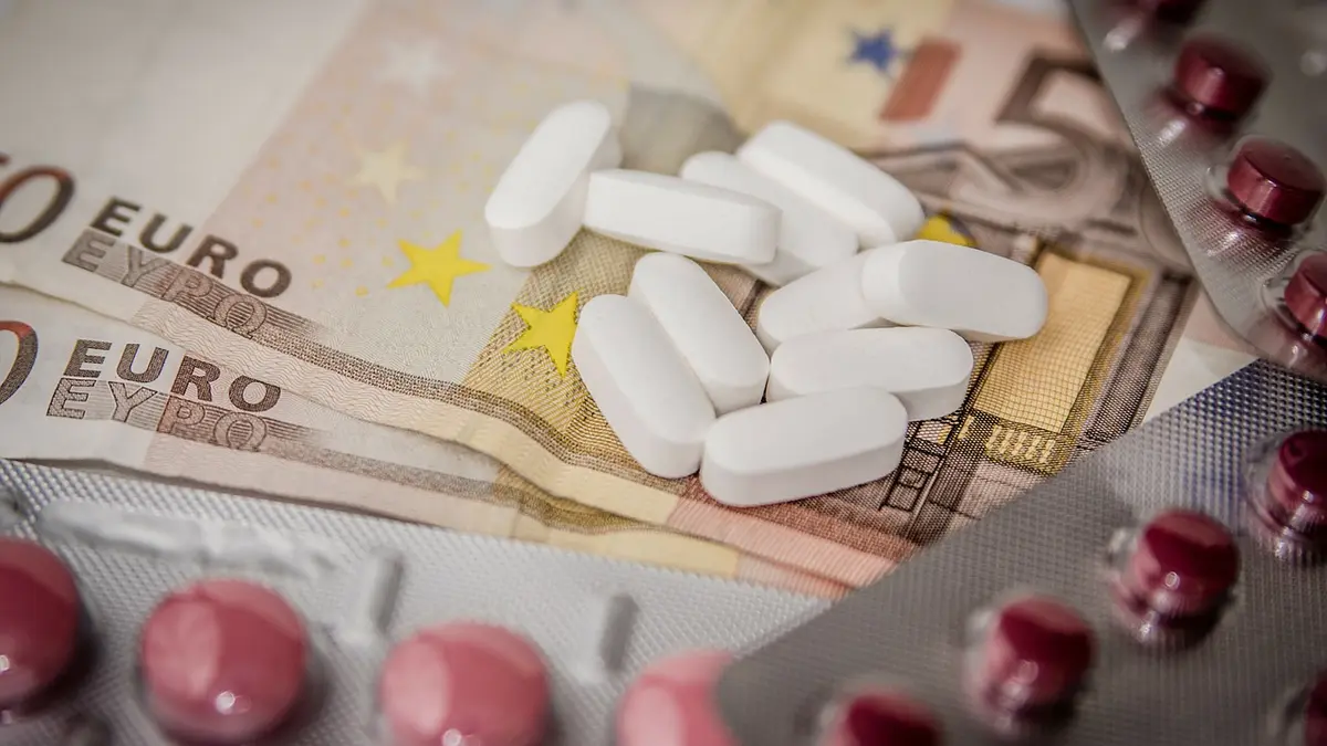 Tabletten und Geldscheine
