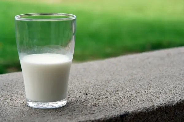 Ein Glas ist halb voll mit Milch