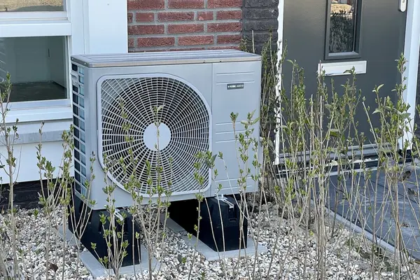 Wärmepumpe vor einem Haus