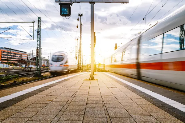 ICE-Züge fahren in Bahnhof ein