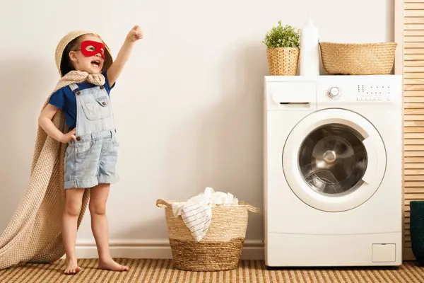 Kind neben Waschmaschine