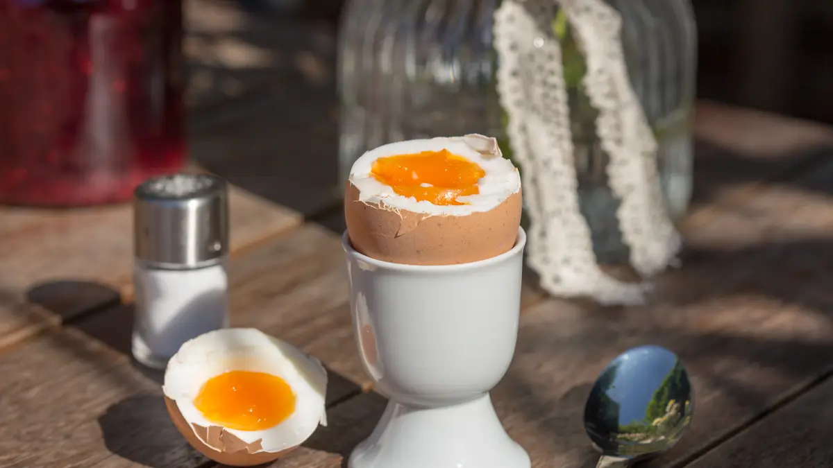 geköpftes Frühstücksei mit Salzstreuer auf einem Tisch