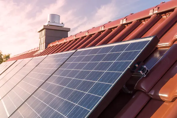 Photovoltaik-Module auf einem schrägen Hausdach.
