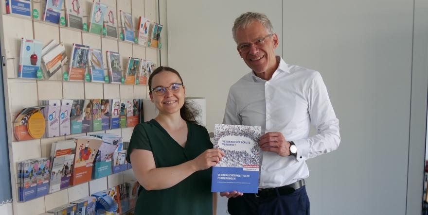 Übergabe des Forderungskatalogs an Marie Schäffer durch Christian A. Rumpke