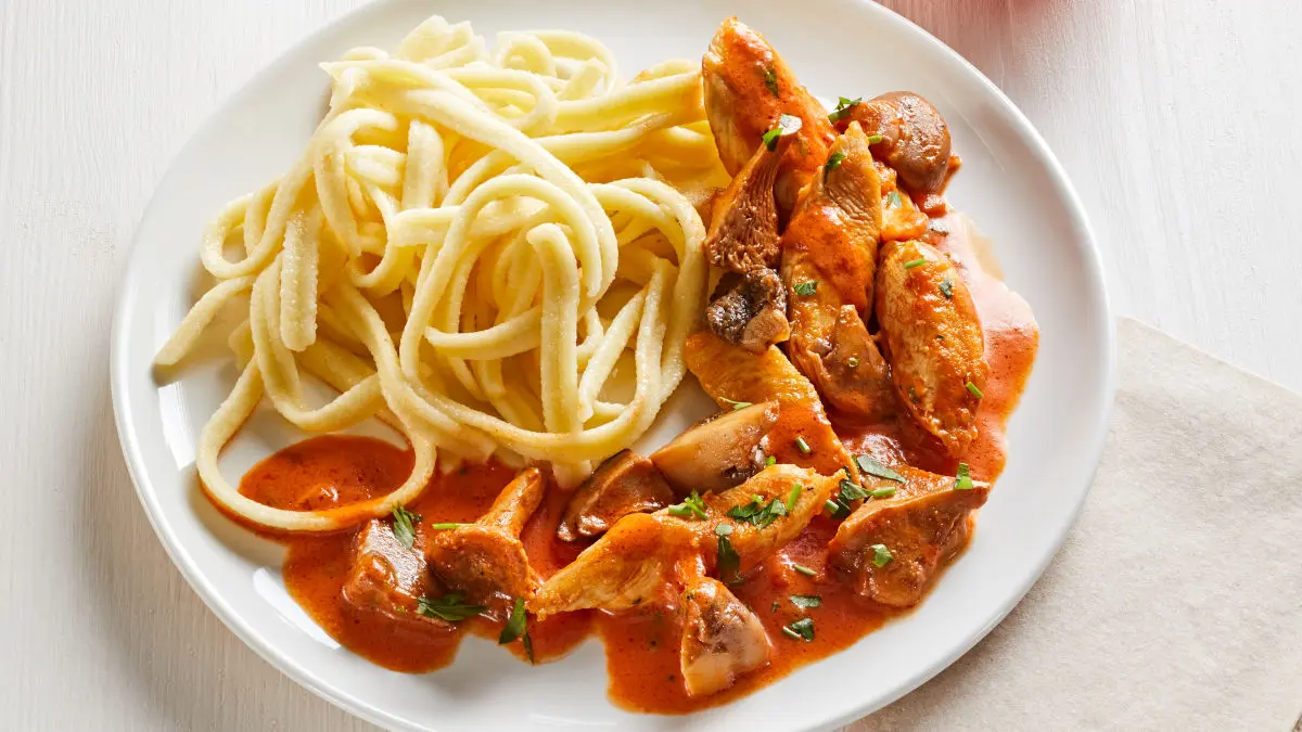 Hähnchengeschnetzeltes mit Spätzle auf einem Teller