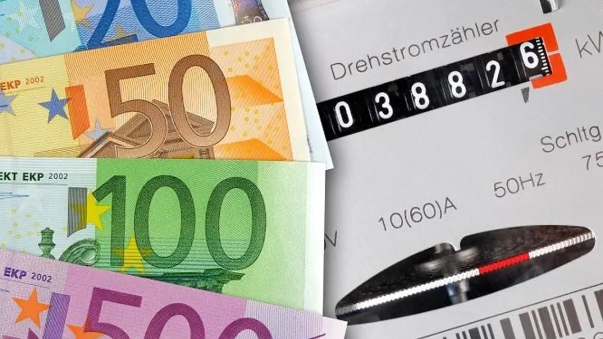 Geldscheine liegen auf einem Stromzähler