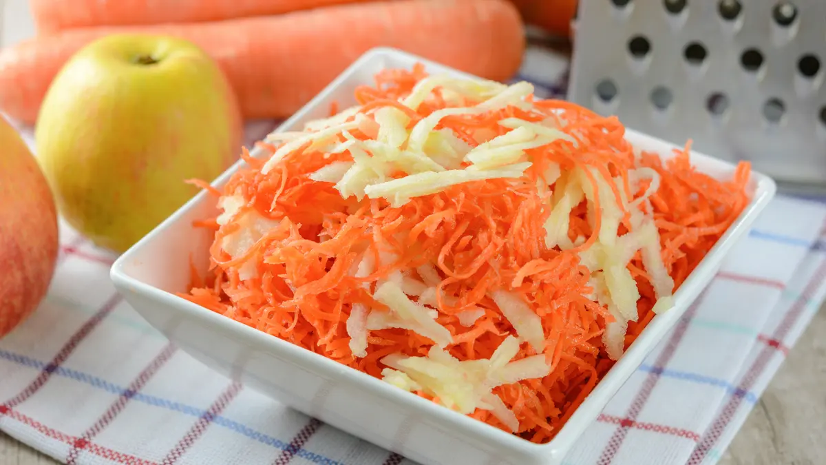 Möhren Apfel Salat in einer Schale