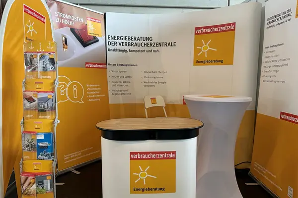 messestand mit dem Verbraucherzentralenlogo