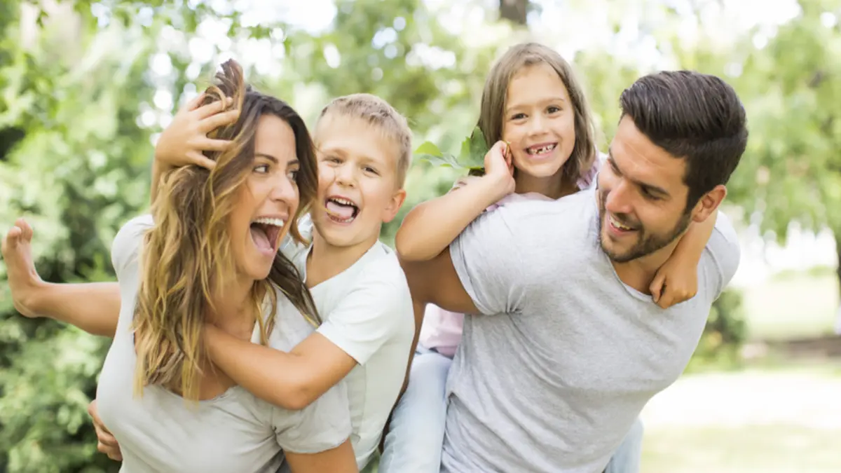 Familie mit den Kinder in der Freizeit