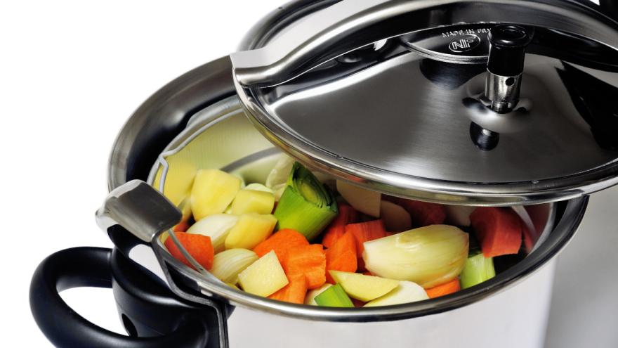 Klein geschnittenes Gemüse im Schnellkochtopf