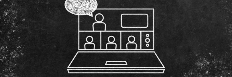 Schwarze Tafel mit einer Kreidezeichnung eines Laptopsauf dem eine Videokonferenz stattfindet