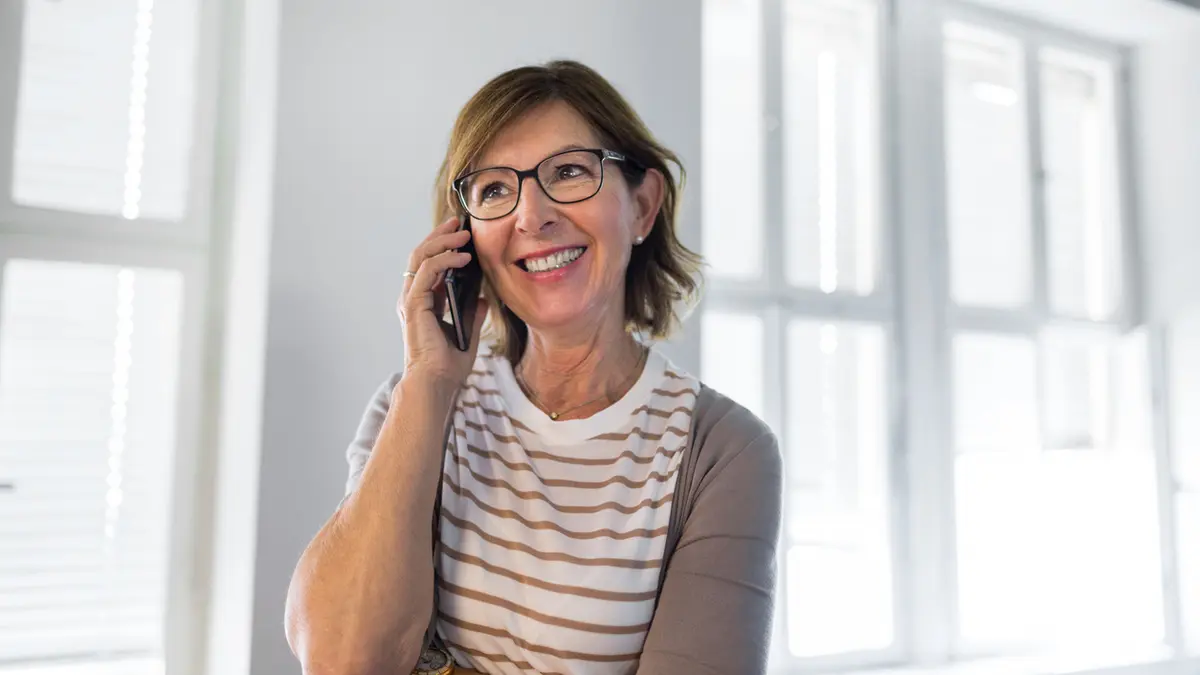 Frau zuhaus am Telefon