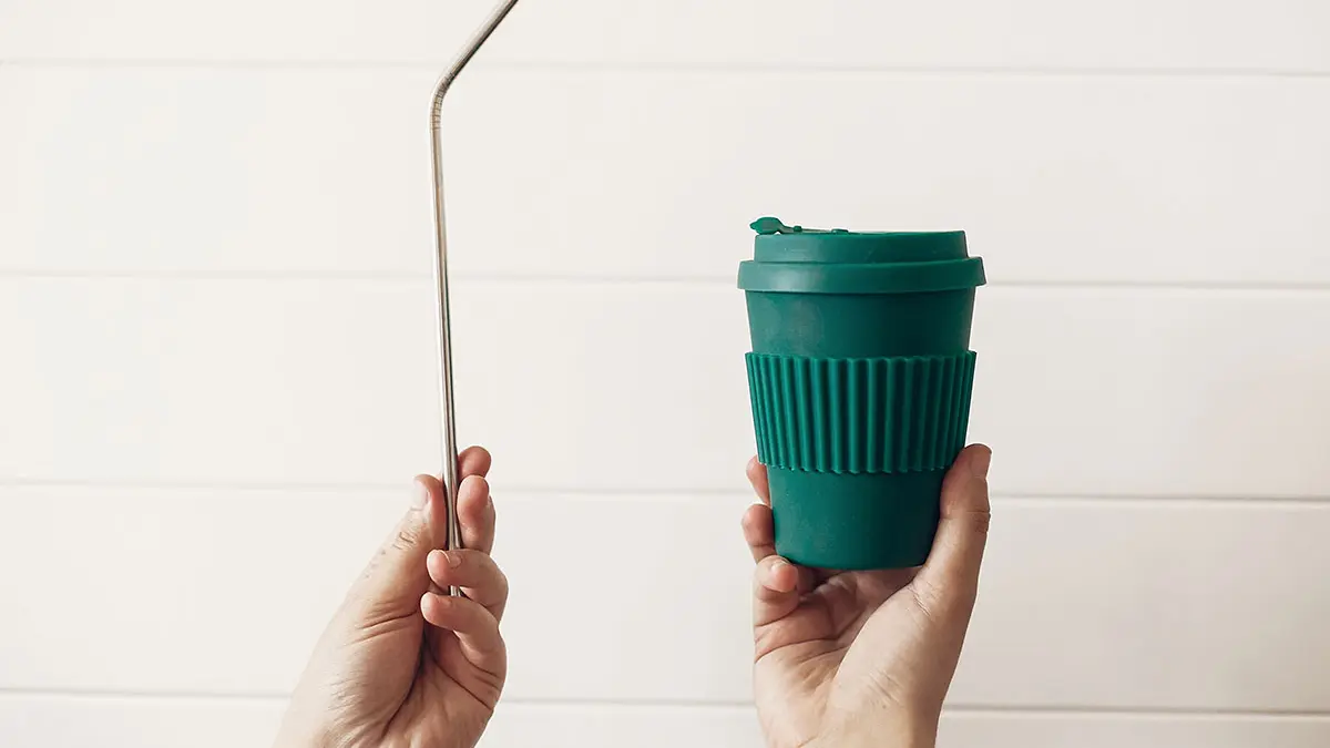 Ein wiederverwendbarer Trinkhalm und ein Coffee-to-go-Becher aus Bambus