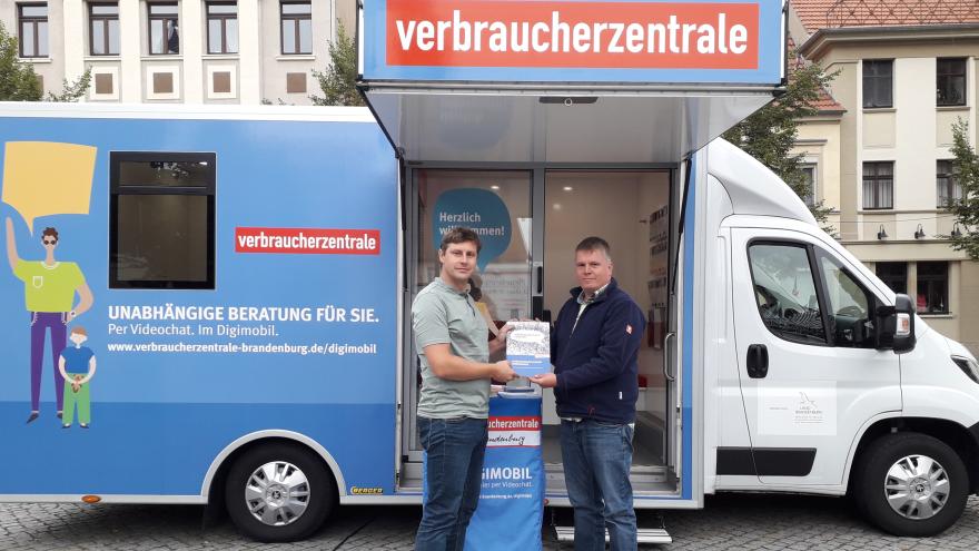 Fabian Blöchl zu Besuch am Digimobil bei Servicemitarbeiter Steffen Michel