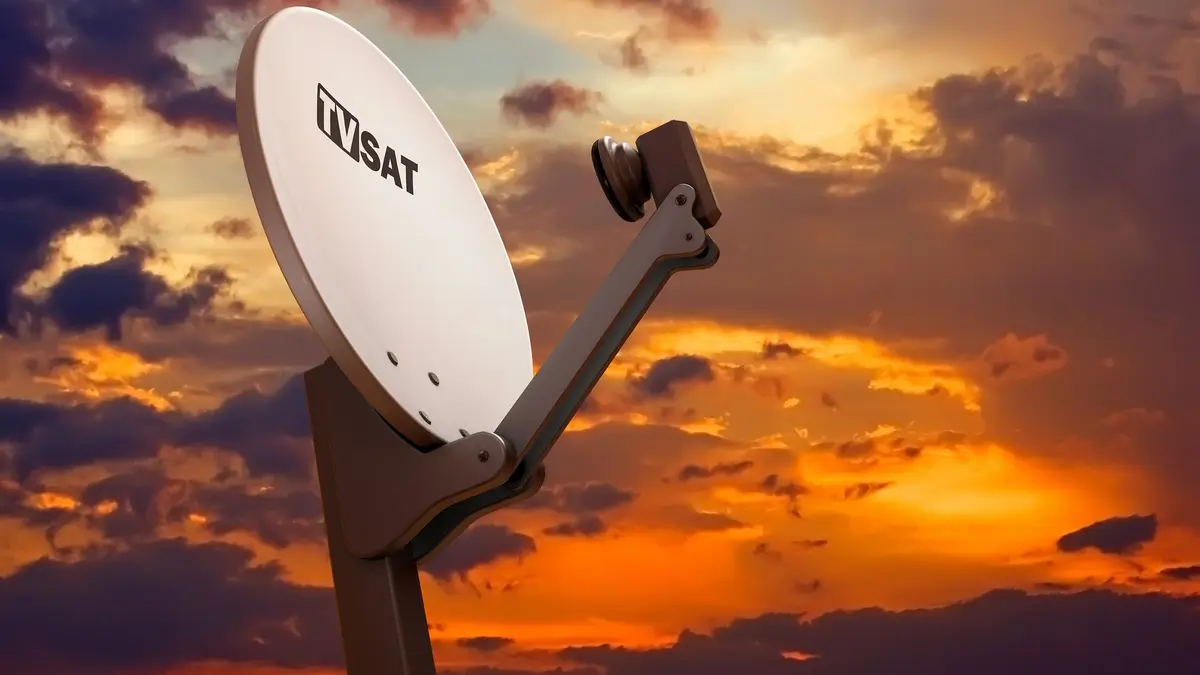 TV-Satellitenschüssel, die in den Himmel gerichtet ist