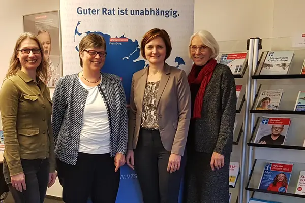Die Flensburger Oberbürgermeisterin Simone Lange (2. von rechts) zu Besuch bei der VZSH.